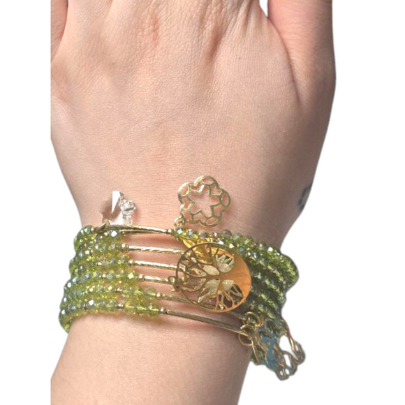 Rubylishious
Handmade light green Beads memory wire Bracelet
One size
Gold cha - Picture 2 of 2